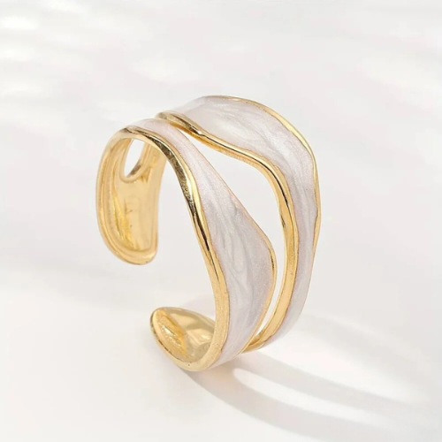 Charming Vintage White Gold Ring for Any Occasion