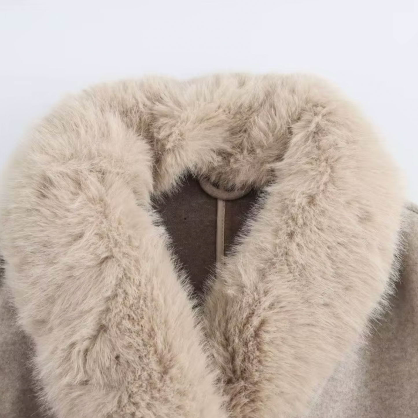 Chic Beige Double-Breasted Trench Coat with Faux Fur Collar for Stylish Outings