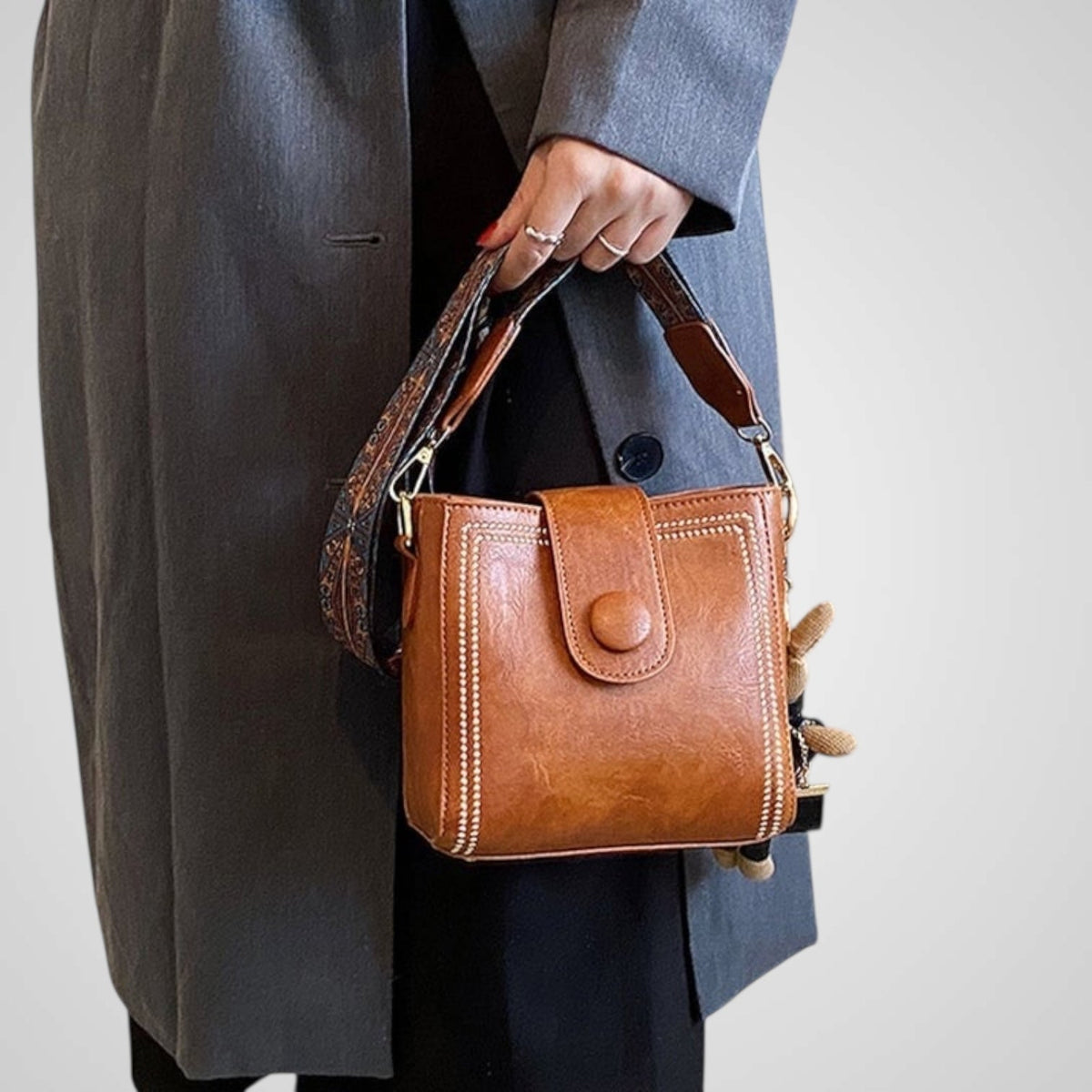 Women's Retro Shoulder Bag | Adjustable Strap & Spacious Design 1