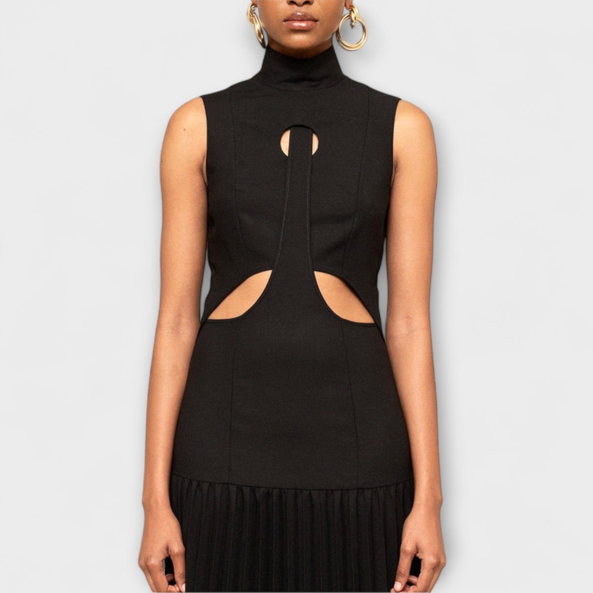 Kristen - Stylish Maxi Dress with Pleats & Cutouts for Any Occasion
