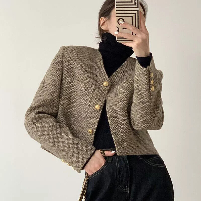 Chic Women’s Cropped Blazer with Gold Buttons for Any Occasion